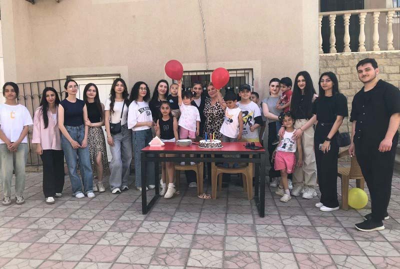 UNEC tələbələri “Sevgi evi” sığınacağında uşaqlarla bayram görüşü keçiriblər